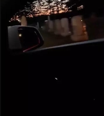 Di qua nghia dia, phat hien nhieu 'bong ma' tren man hinh xe Tesla