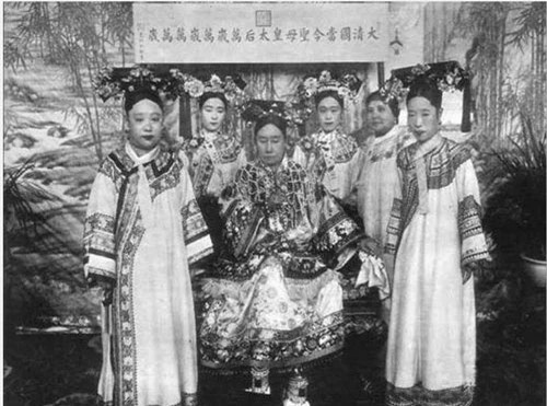 ột bức ảnh khác của thái hậu cùng các phi tần, công chúa.