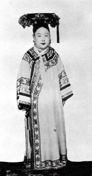 hân dung chị gái cùng cha khác mẹ của Chân Phi, tuy nhiên so với nhan sắc của Chân Phi thì quả là “một trời một vực”!