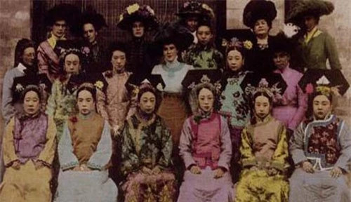 Chúng ta đã từng biết tới những cô cách cách cùng những phi tần thời Thanh Trung Quốc đẹp như hoa qua bộ phim điện ảnh “Hoàn Châu cách cách” vô cùng nổi tiếng: Hạ Tử Vy, Tiểu Yến Tử, Tình Nhi, Hàm Hương… Vậy những cô cách cách và phi tần ngoài đời thật nhan sắc ra sao? Họ sống thế nào? Chúng ta hãy cùng ngắm chùm ảnh chân thực dưới đây để tìm hiểu về họ nhé! Đây là bức ảnh thực về những cô cách cách thời Thanh, chụp cùng một số vị khách phương Tây.