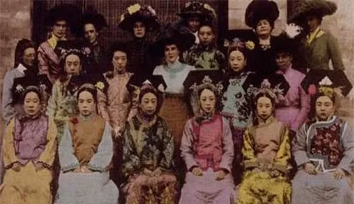 Chúng ta đã từng biết tới những cô cách cách cùng những phi tần thời Thanh Trung Quốc đẹp như hoa qua bộ phim điện ảnh “Hoàn Châu cách cách” vô cùng nổi tiếng: Hạ Tử Vy, Tiểu Yến Tử, Tình Nhi, Hàm Hương… Vậy những cô cách cách và phi tần ngoài đời thật nhan sắc ra sao? Họ sống thế nào? Chúng ta hãy cùng ngắm chùm ảnh chân thực dưới đây để tìm hiểu về họ nhé! Đây là bức ảnh thực về những cô cách cách thời Thanh, chụp cùng một số vị khách phương Tây.