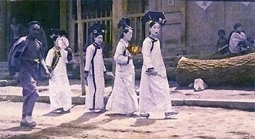 ác cung nữ đi dạo!