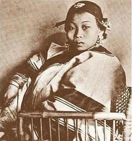 hân dung một phu nhân rất được chồng yêu chiều thời Thanh.