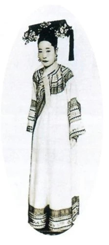 Hoàng hậu Long Dụ, rất gầy và bị gù lưng. Hôn nhân của hoàng hậu Long Dụ hoàn toàn mang tính chất chính trị và được sắp đặt bởi bàn tay Từ Hy thái hậu.