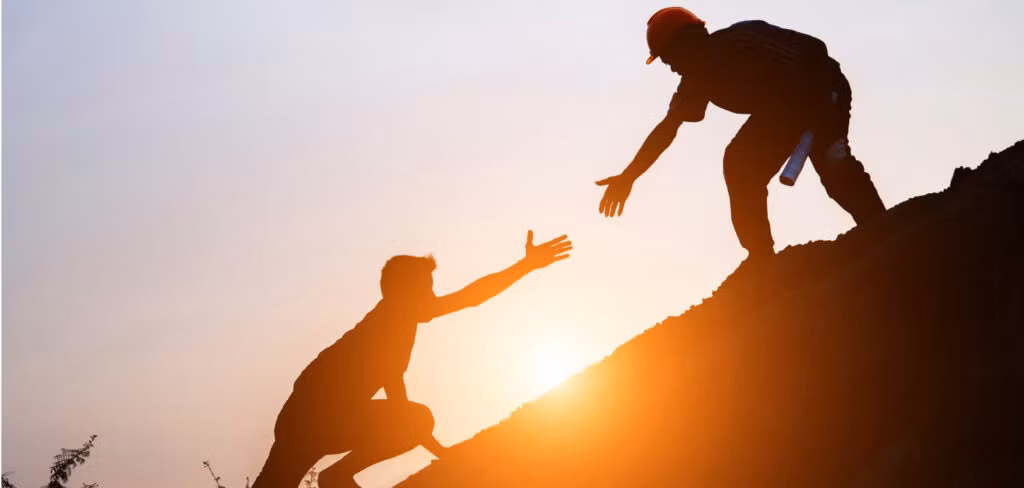  Nếu không tin, bạn có thể quan sát những người xung quanh nếu người này thường xuyên làm một số việc tốt thì dù có chuyện gì xảy ra cũng sẽ có người chủ động giúp đỡ.