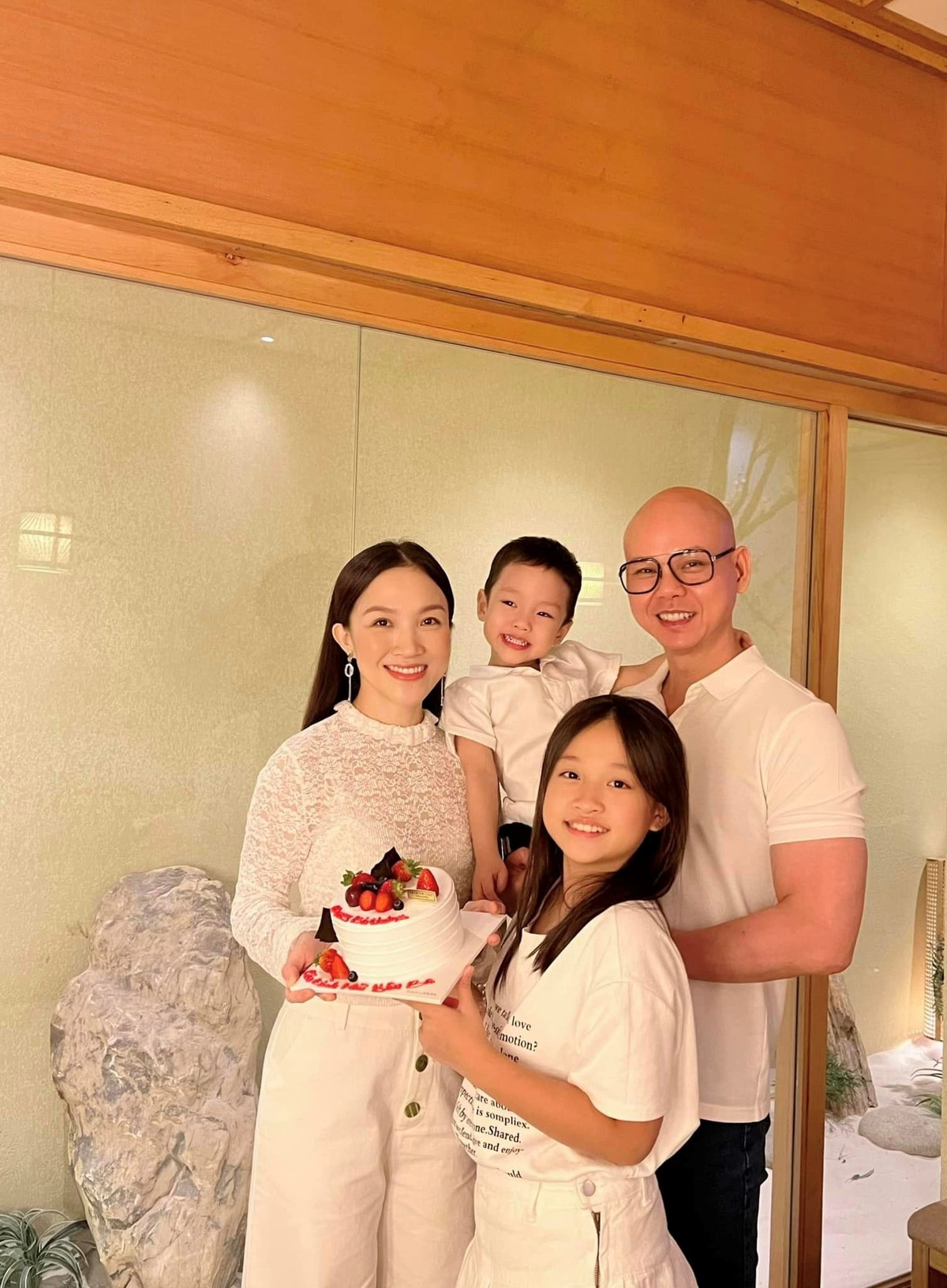 Nam ca sĩ với chiếc đầu trọc "đặc biệt" của showbiz Việt - Hình 7 Nam ca si voi chiec dau troc