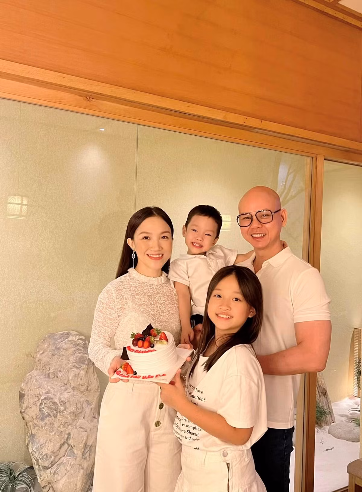 Nam ca si voi chiec dau troc 