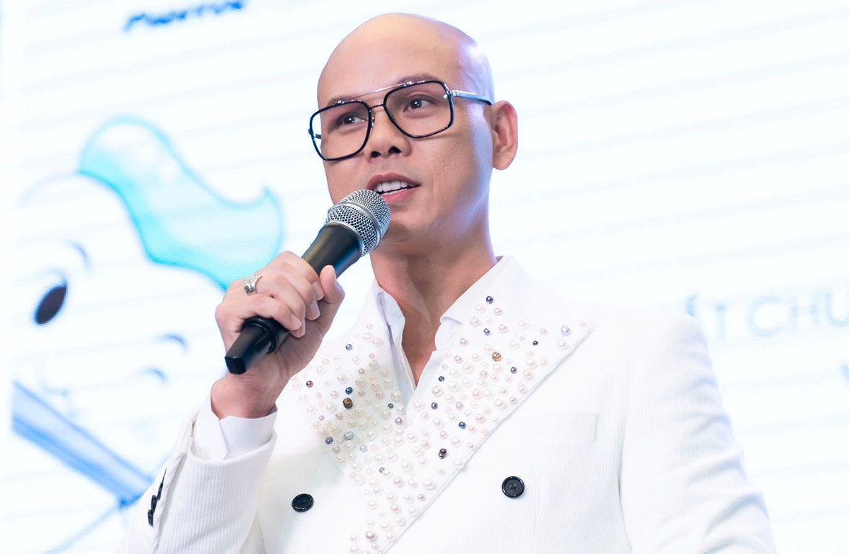 Nam ca sĩ với chiếc đầu trọc "đặc biệt" của showbiz Việt Nam ca si voi chiec dau troc