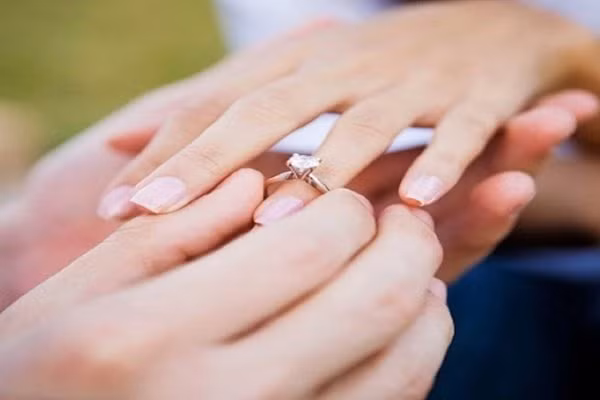 Chia tay 5 nam, ban trai cu dot nhien ngo loi cau hon