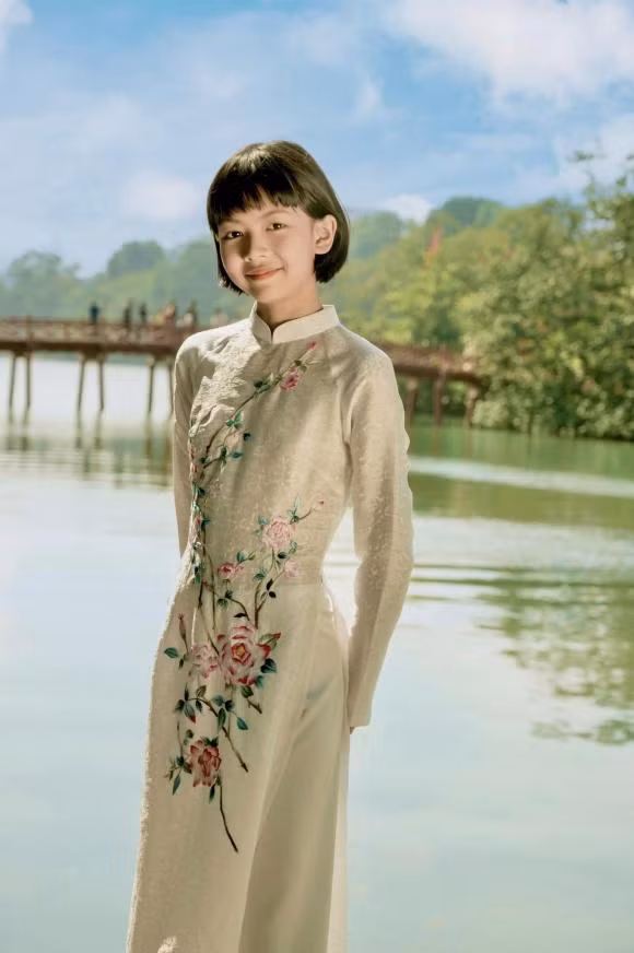 Mới đây, trên trang Facebook cá nhân, bà xã Bình Minh đã đăng tải loạt ảnh trong dịp sinh nhật của ái nữ nhà mình. Có thể thấy, cô bé đã ghi điểm với ngoại hình xinh xắn khiến netizen phải khen ngợi nức nở. Đáng chú ý, khi lớn lên, con gái Bình Minh đã sở hữu chiều cao khủng và sắp bằng ba mẹ. Đây cũng là những điểm vượt trội cô bé thừa hưởng từ phụ huynh.