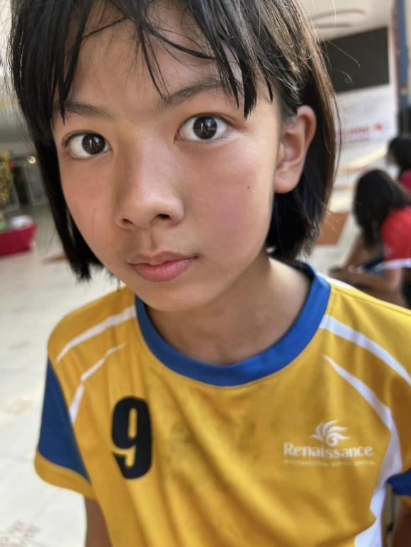 Đặc biệt, bà xã Bình Minh cũng gửi lời chúc mừng đến con gái cưng: "Chúc mừng sinh nhật cô gái nhỏ hôm nay tròn 1 giáp 12 tuổi. Từ bánh bèo đến cá tính, từ bi sang hài vai nào em cũng cân và luôn là đầu têu cho những trận cười nghiêng ngả của cả nhà. Happy birthday An Như".