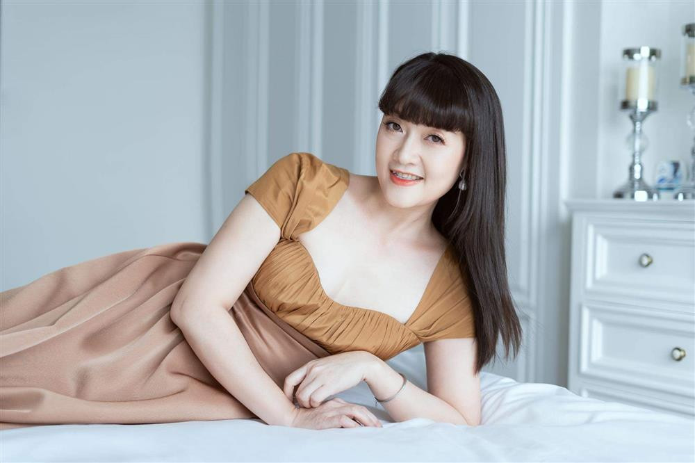 "Tôi ít khi buồn lắm. Cứ vui và sống tích cực rồi mọi thứ sẽ đến. Nhìn chung, cái gì tự nhiên nhất, thoải mái nhất là tôi thích", cô nói.