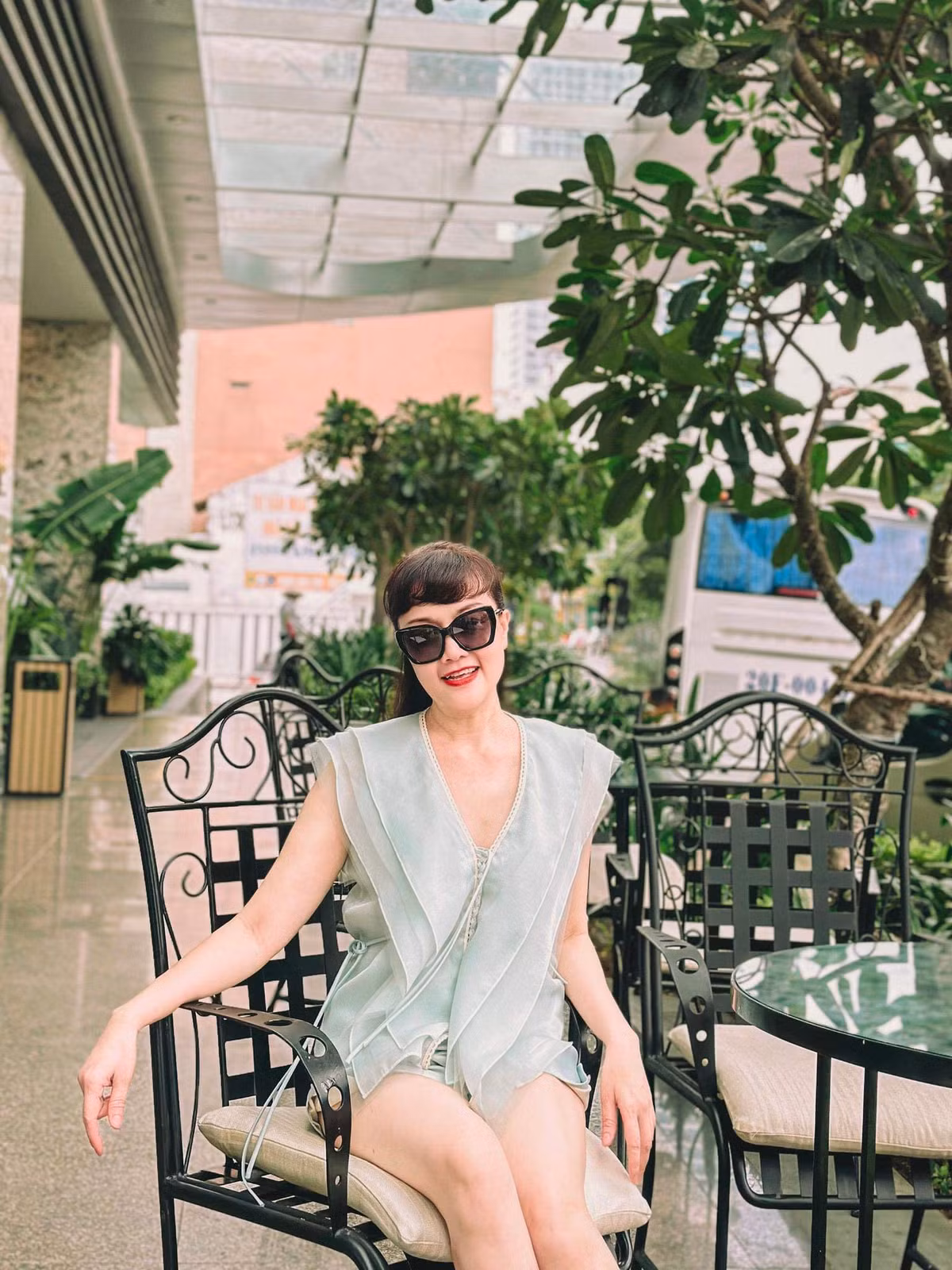 Nói về bí quyết giữ gìn ngoại hình trẻ đẹp, diễn viên Vân Dung đề cao sự lạc quan, tinh thần thoải mái. Cô nói, không chỉ muốn mang đến niềm vui, tiếng cười cho mọi người trên sân khấu mà ngay cả ở ngoài đời, cô cũng muốn chia sẻ những điều tích cực để ai cũng có thể cười, có thể vui, để thấy cuộc đời đáng sống thế nên, cô không chia sẻ những điều tiêu cực lên MXH.