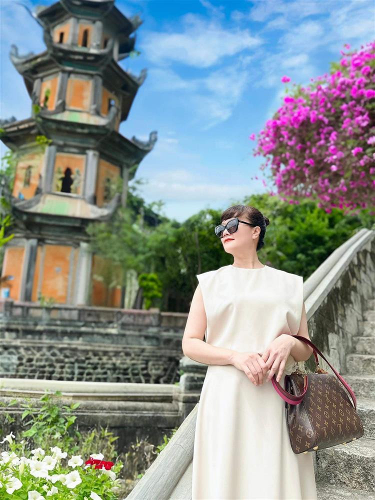 Vân Dung cũng là một nữ nghệ sĩ khá kín tiếng về đời tư. Cô tiết lộ, khi bước xuống sân khấu, Vân Dung vẫn là một người lạc quan, vui vẻ, yêu đời nhưng lại có phần hướng nội. Hơn hết, cô muốn dành thời gian cho gia đình và chăm sóc bản thân.