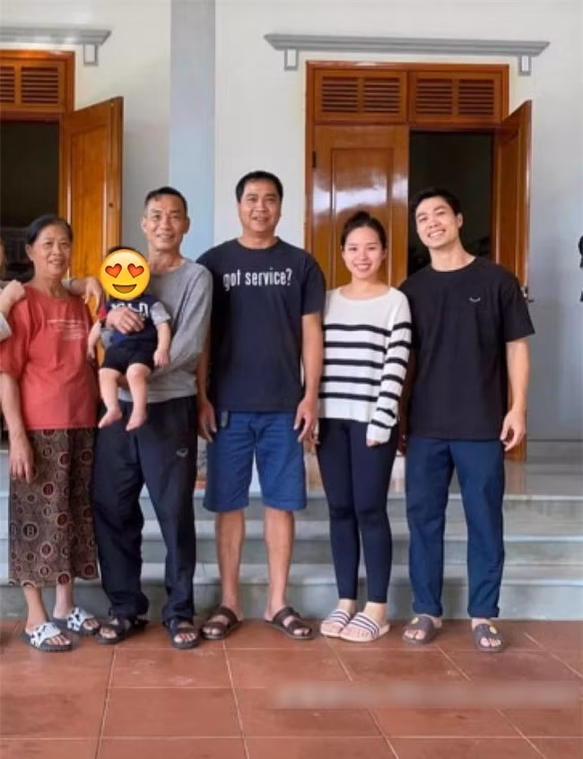 Vợ chồng Công Phượng cùng gia đình ở Nghệ An 