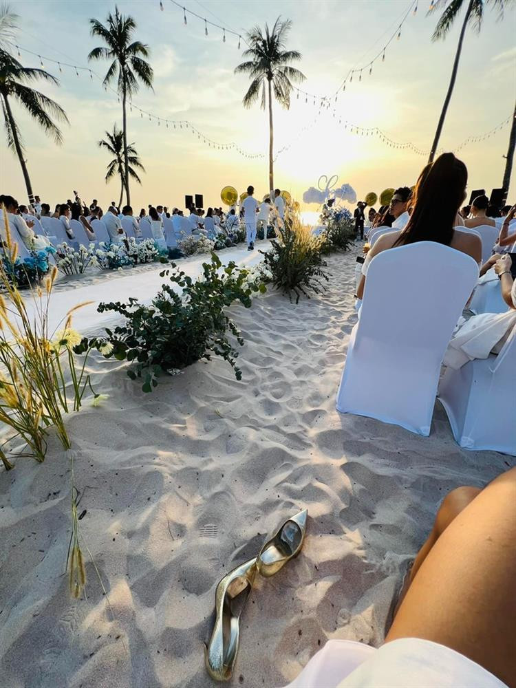 hông gian bãi biển nơi diễn ra lễ cưới của cặp đôi được trải đầy hoa.