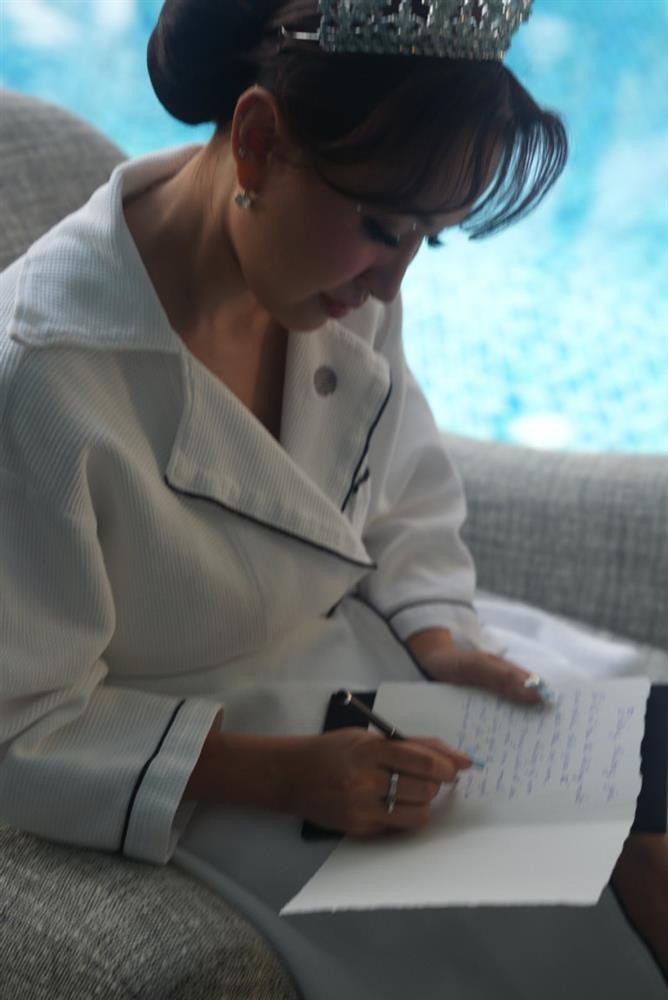 ữ MC tự tay viết những dòng chữ thề nguyện gửi tới chồng trong lễ cưới.