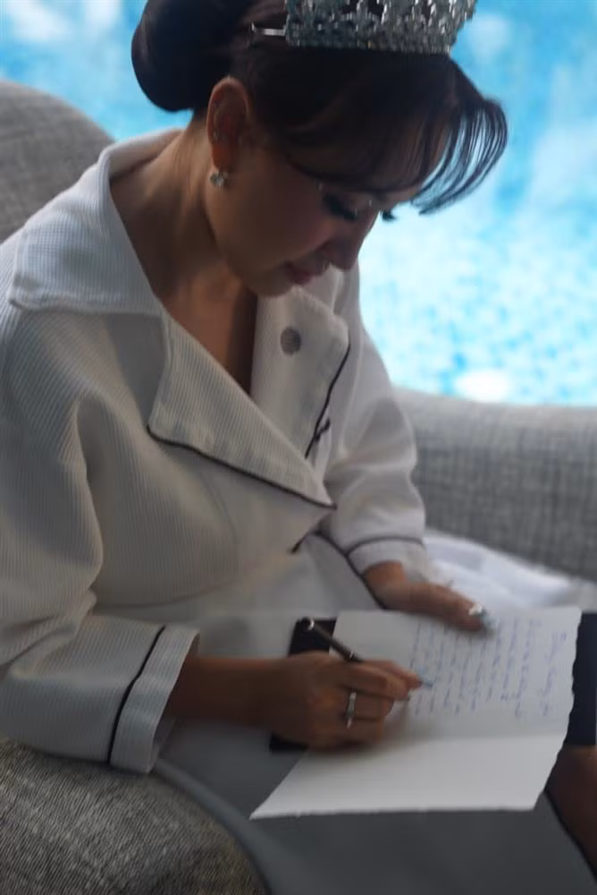 Nữ MC tự tay viết những dòng chữ thề nguyện gửi tới chồng trong lễ cưới.