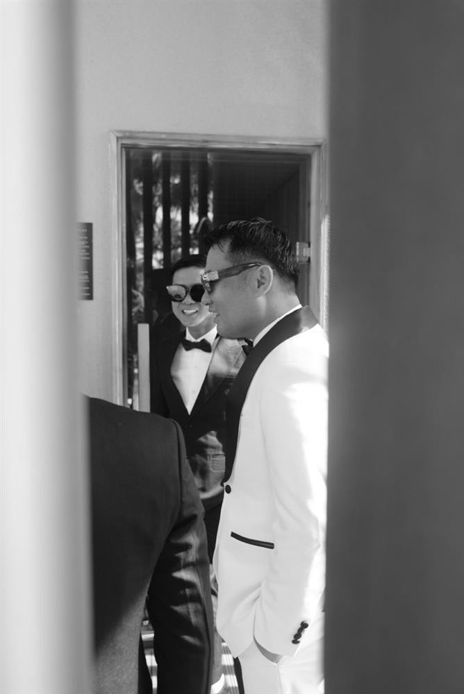 hạc sĩ Hồ Hoài Anh cười tươi vui vẻ bên chú rể Hùng Cường.