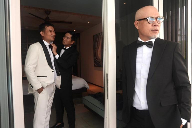 hạc sĩ Huy Tuấn, Hồ Hoài Anh có mặt sớm, chỉnh lại quần áo giúp chú rể Hùng Cường.