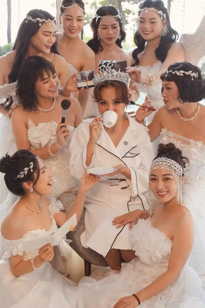 Trước giờ trọng đại, Thanh Vân Hugo cùng những người bạn bè thân thiết tranh thủ ghi lại những khoảnh khắc đẹp làm kỷ niệm.