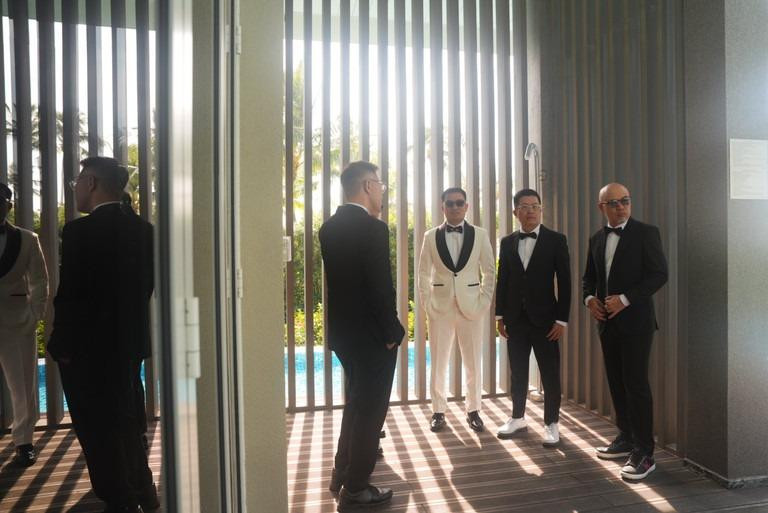 àn khách mời vui vẻ trò chuyện cùng chú rể trước giờ diễn ra hôn lễ.