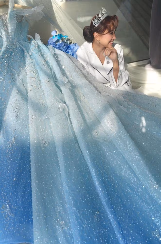 Nữ MC sẽ diện một chiếc váy cưới màu xanh yêu thích. Được biết, đám cưới của cặp đôi sẽ chỉ có gia đình và những người bạn thân thiết.