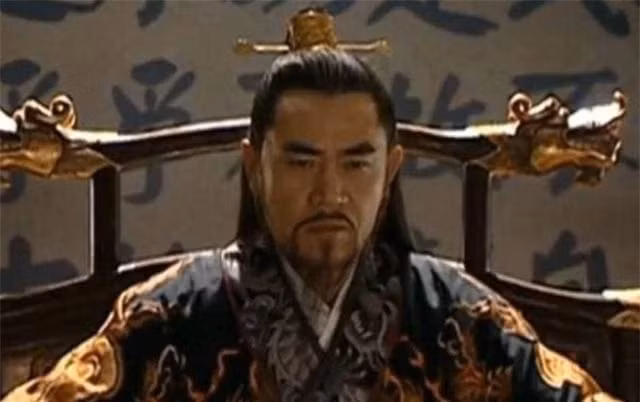 Cung nu 13 tuoi bat cuoi khi thay hoang de ngu gat, mot buoc doi doi