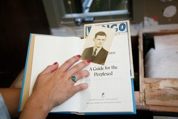 Sửa lại nhà bếp, phát hiện két sắt chứa "kho báu" bí ẩn - Hình 3 Sua lai nha bep, phat hien ket sat chua