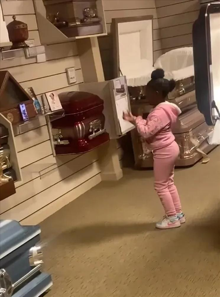 Nguoi me quay phim con gai nhay o nha tang le de dang TikTok