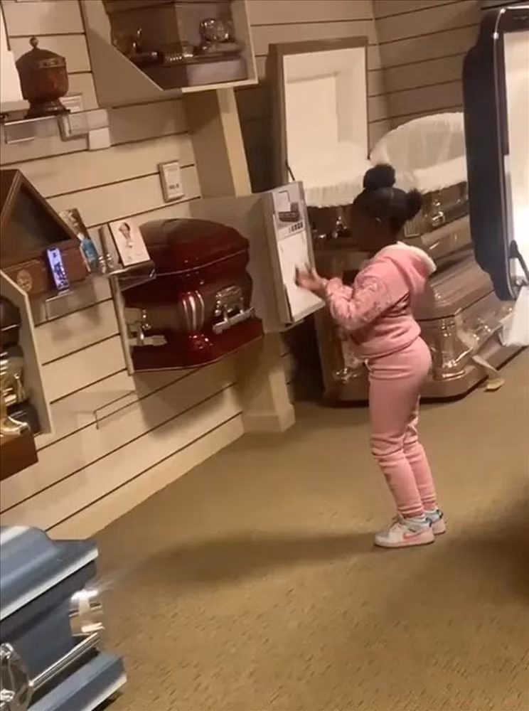 Nguoi me quay phim con gai nhay o nha tang le de dang TikTok