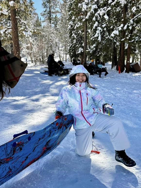 Con trai Quang Dung du lich cung me, dien mao thay doi gay choang-Hinh-4