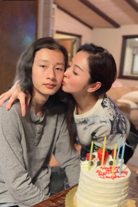 Con trai Quang Dung du lich cung me, dien mao thay doi gay choang