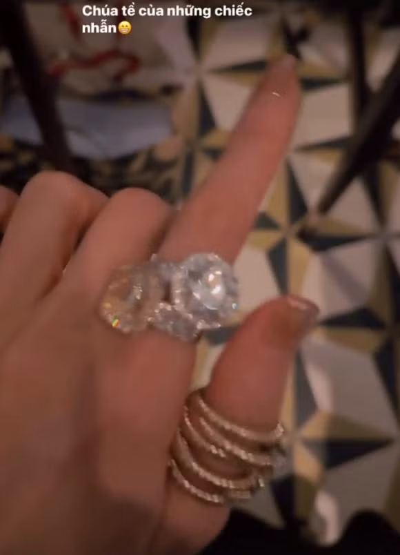 Le Quyen gay sot khi khoe can loat nhan kim cuong 