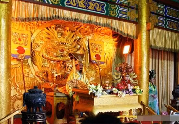 Vi sao Hoang de ngay xua khong duoc giat ao choang rong?-Hinh-3