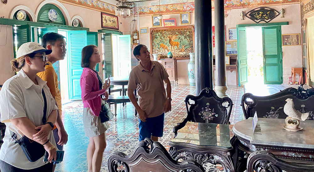 Ông Dương Đức Thuận (bên phải) - con cháu đời thứ 7 nhà họ Dương giới thiệu nét kiến trúc đặc sắc của ngôi nhà