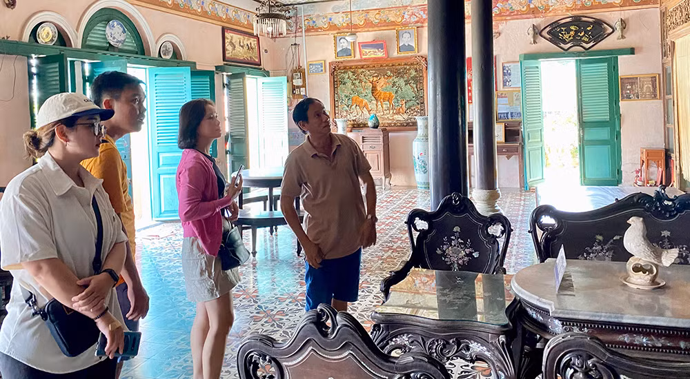 Ông Dương Đức Thuận (bên phải) - con cháu đời thứ 7 nhà họ Dương giới thiệu nét kiến trúc đặc sắc của ngôi nhà