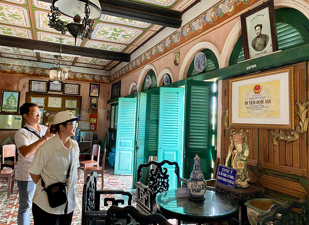 Từ quy tắc 3 gian truyền thống, ngôi nhà cổ này được phá cách chia thành 5 gian. Với diện tích 6.000m2, nhà cổ Bình Thủy được xếp hạng di tích quốc gia vào năm 2009