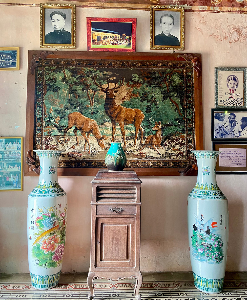 Bình Thượng ngọc men xanh cao 1,2m thời nhà Minh - Thanh được đặt trang trọng tại phòng khách