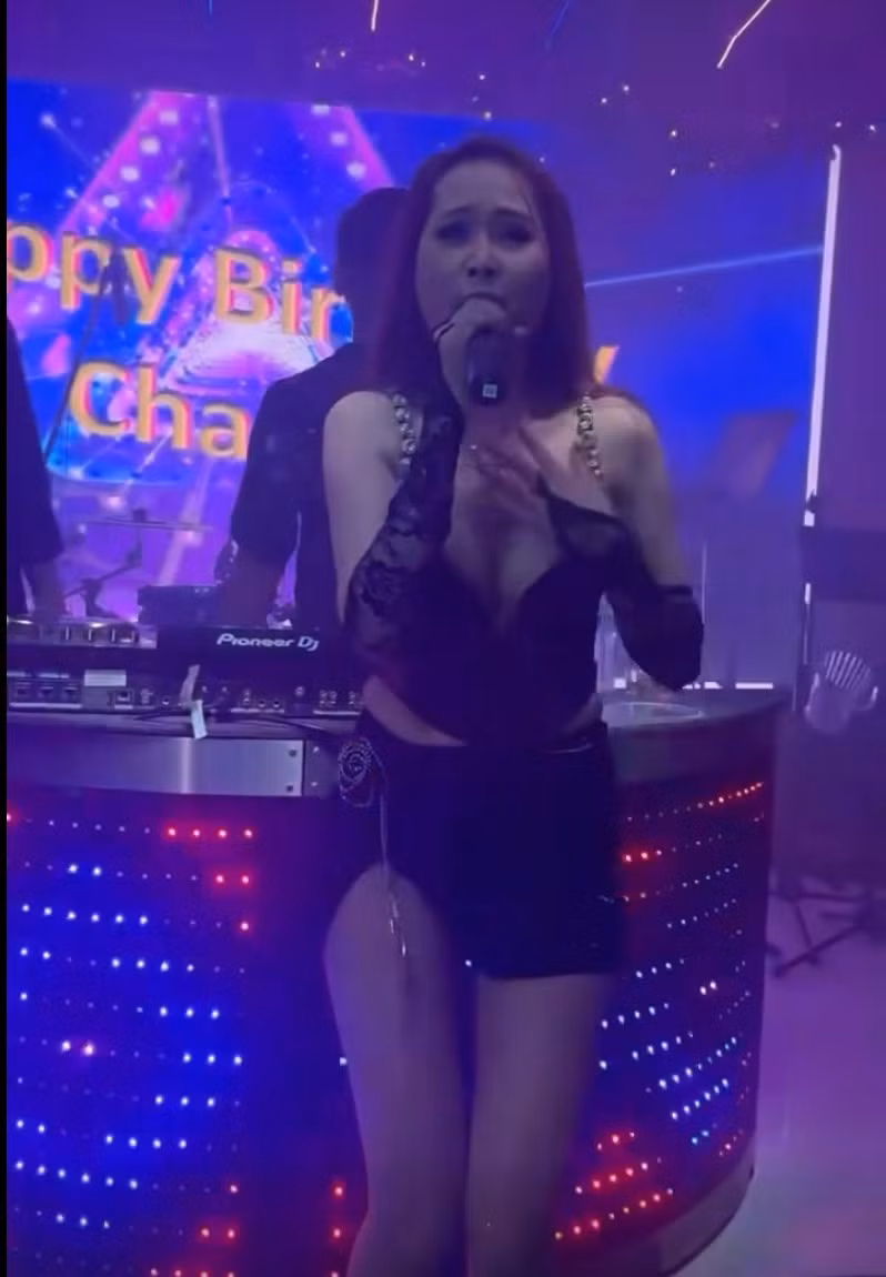  Minh Thư là một trong những nữ diễn viên được chú ý của showbiz Việt. Cô nổi tiếng với vai diễn ấn tượng trong phim "Gái nhảy", hiện tại dù đã định cư nước ngoài nhưng những thông tin về cô vẫn khiến dân tình quan tâm. Mới đây, người đẹp đã có một buổi tiệc sinh nhật đón tuổi mới. Tự tin với hình thể nuột nà, cô chọn cho mình 2 bộ cánh kiệm vải, phom dáng ôm sát khoe trọn đường cong dù đã ỡ ngưỡng U50.