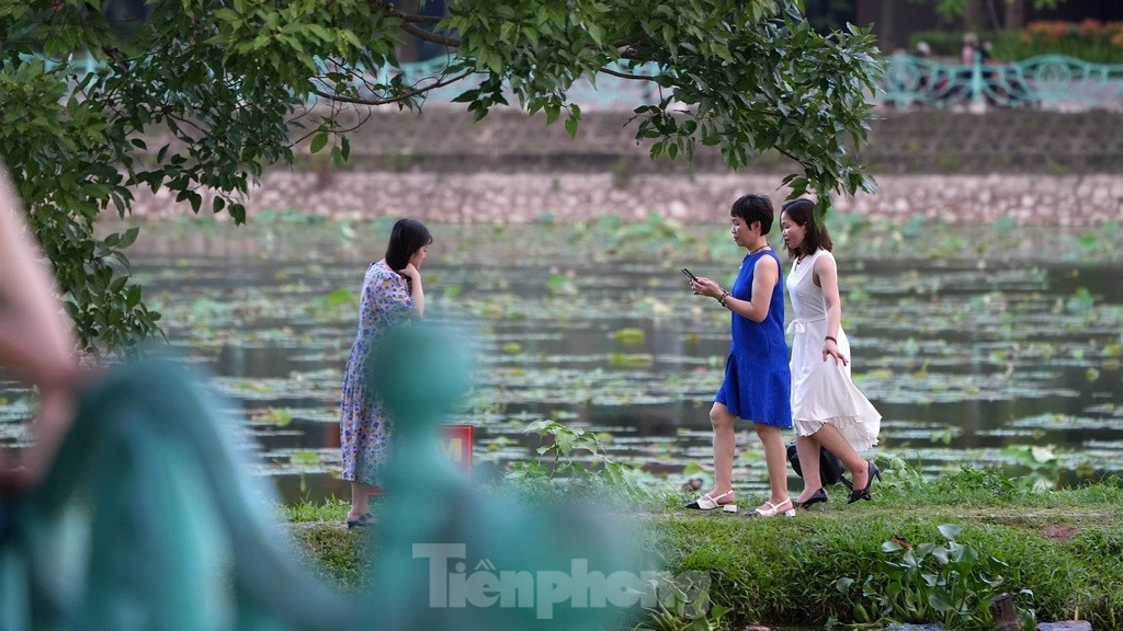 Váy áo xúng xính chụp ảnh hoàng hôn Hồ Tây vào cuối buổi chiều hè.