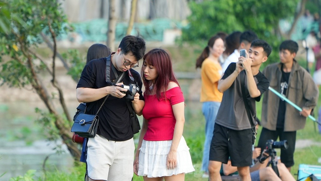 Đoạn đê giữa mặt nước Hồ Tây và những đầm sen luôn là địa điểm được nhiều bạn trẻ lựa chọn chụp hình vào những buổi chiều hè.