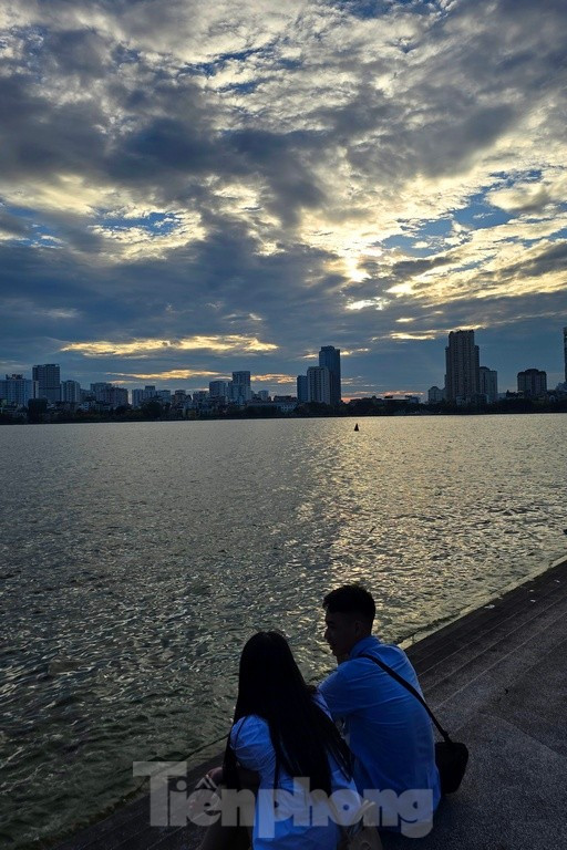 Hồ Tây là một trong những địa điểm nổi tiếng nhất Thủ đô, luôn có một sức hấp dẫn và quyến rũ kỳ lạ mỗi khi hoàng hôn xuống.