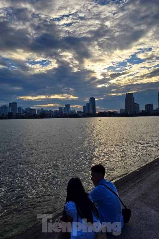 Hồ Tây là một trong những địa điểm nổi tiếng nhất Thủ đô, luôn có một sức hấp dẫn và quyến rũ kỳ lạ mỗi khi hoàng hôn xuống.