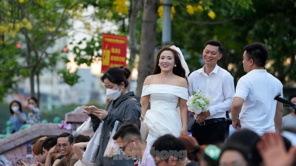 Một cặp đôi cũng tranh thủ chụp ảnh cưới vào thời điểm đẹp nhất trong ngày khi ánh nắng đã dịu bớt cùng quang cảnh thơ mộng bên Hồ Tây.