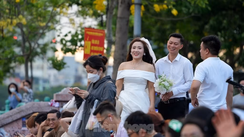 Một cặp đôi cũng tranh thủ chụp ảnh cưới vào thời điểm đẹp nhất trong ngày khi ánh nắng đã dịu bớt cùng quang cảnh thơ mộng bên Hồ Tây.