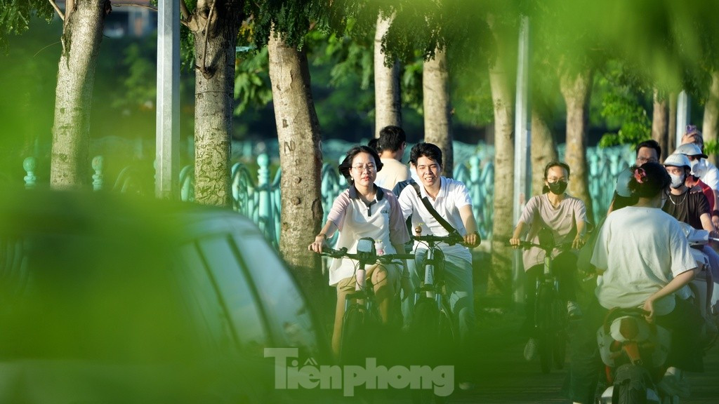  Hồ Tây là địa điểm lý tưởng để hít thở không khí trong lành và chụp hình check-in vào mỗi cuối chiều hè.