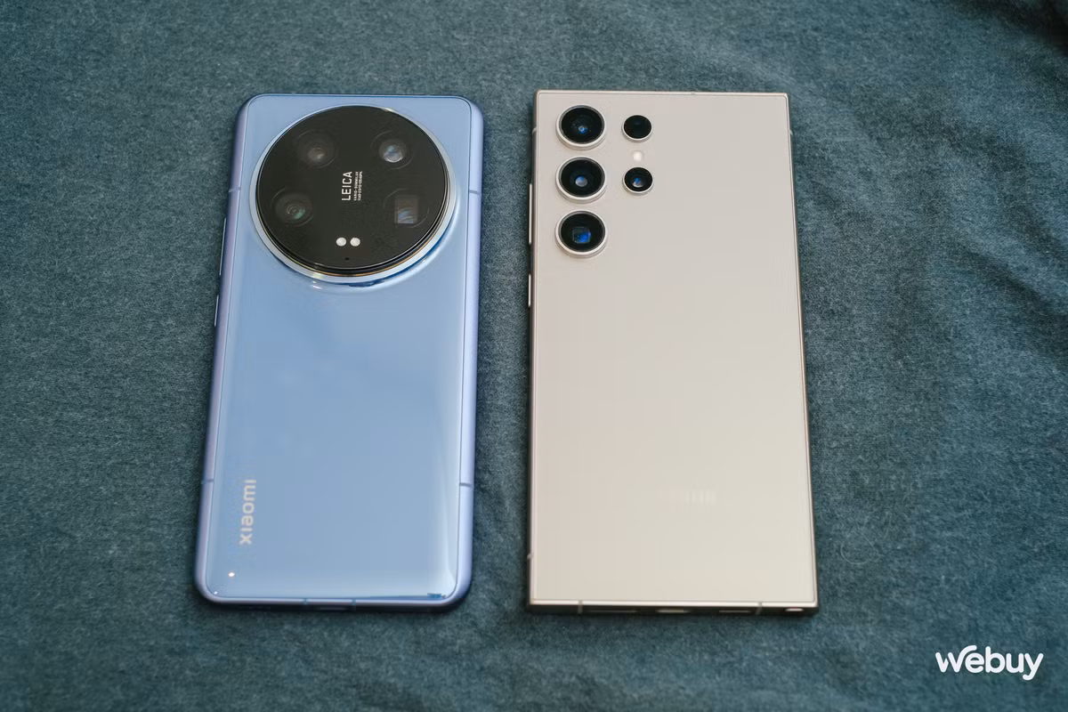 So với Galaxy S24 Ultra, Xiaomi 14 Ultra nhỏ hơn một chút. Tổng thể thiết kế của Xiaomi 14 Ultra trông thon gọn hơn, còn Galaxy S24 Ultra thì trông khá vuông vắn và góc cạnh. Mặt lưng của Galaxy S24 Ultra hoàn thiện từ chất liệu kính nhám mờ, còn Xiaomi 14 Ultra thì là kính bóng hoặc giả da tuỳ phiên bản màu sắc