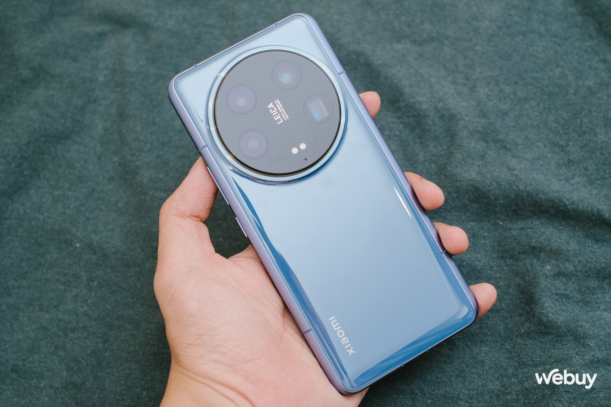 Xiaomi gần đây đã giới thiệu mẫu smartphone cao cấp mới mang tên Xiaomi 14 Ultra. Năm nay Xiaomi 14 Ultra đã có phiên bản quốc tế thay vì chỉ được bán độc quyền tại thị trường nội địa Trung Quốc, tuy nhiên tại Việt Nam, thương hiệu này chỉ ra mắt phiên bản Xiaomi 14 tiêu chuẩn tới người dùng, do bản Ultra kén người mua còn bản Pro thì lại phân phối độc quyền tại thị trường quê nhà