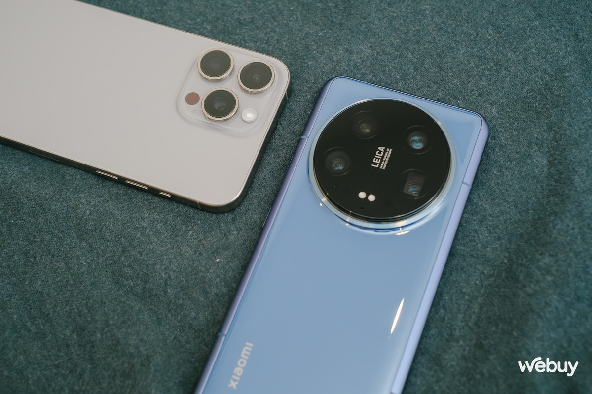 Cụm camera chính của Xiaomi 14 Ultra trông to nạc và hầm hố hơn hẳn iPhone 15 Pro Max. Cụ thể, Xiaomi 14 Ultra trang bị 3 camera chính: góc rộng 50MP, tele 3X 50MP và góc siêu rộng cũng 50MP, trong đó camera góc rộng sử dụng cảm biến 1 inch kích thước lớn hơn iPhone 15 Pro Max. Với iPhone 15 Pro Max, máy có camera góc rộng 48MP, góc siêu rộng 12MP và tele 5X 12MP. Về thông số, Xiaomi 14 Ultra vượt trội hơn hẳn so với iPhone 15 Pro Max, đây cũng là lý do khiến kích thước cụm camera trên Xiaomi 14 Ultra to hơn hẳn so với iPhone